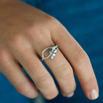 Bague fine nœud de chaise en argent massif portée à la main
