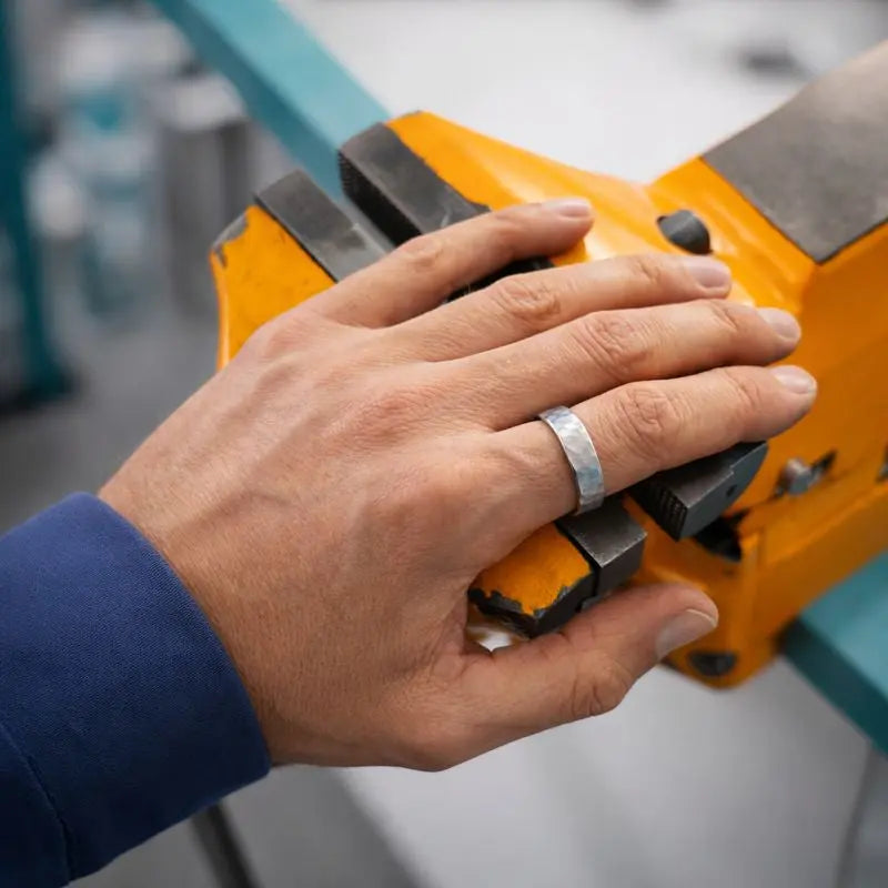 Bague en titane martelée – Titan Adrien Moniquet