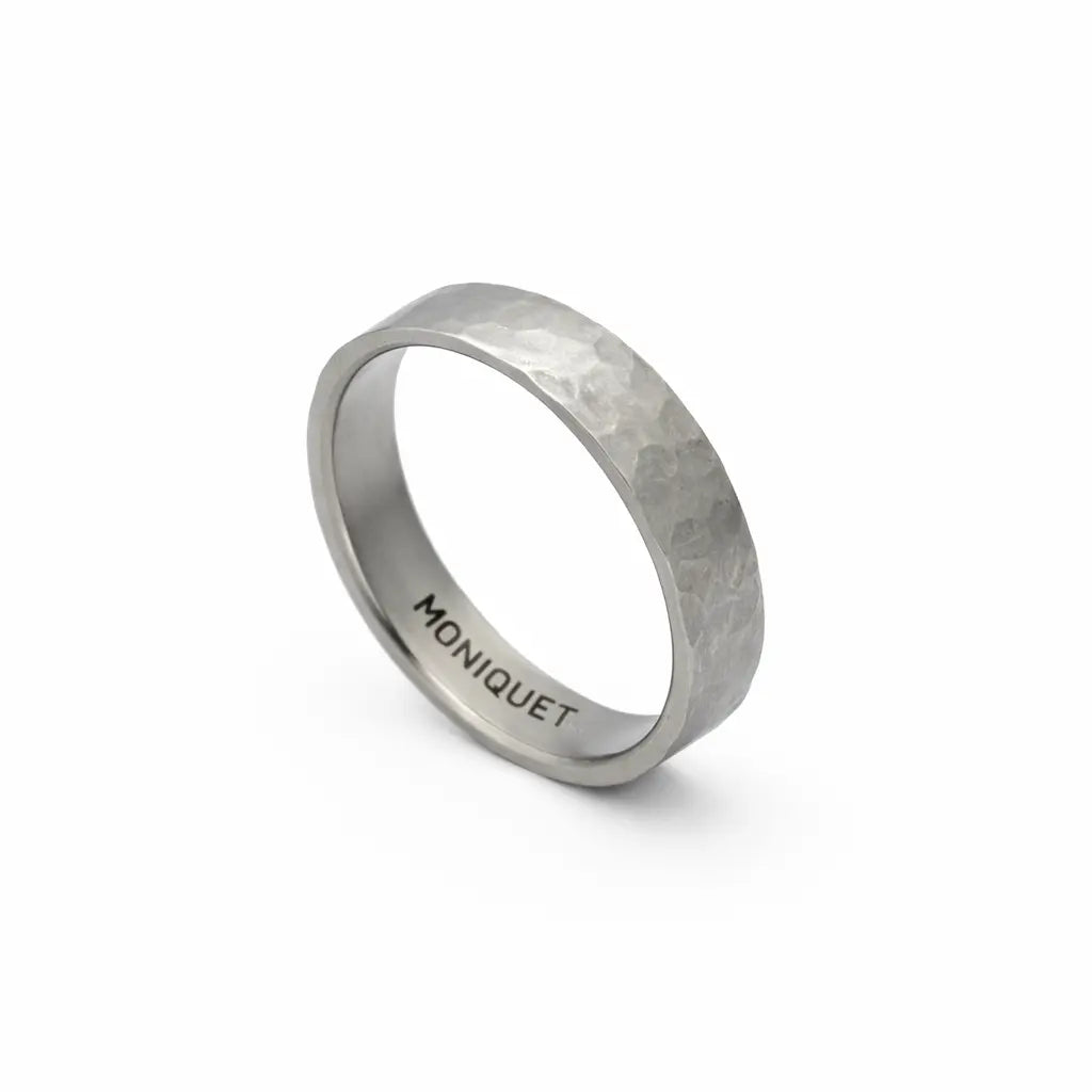 Bague en titane martelée – Titan Adrien Moniquet