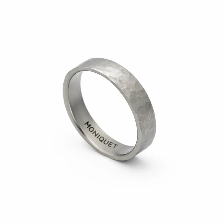 Bague en titane martelée – Titan Adrien Moniquet