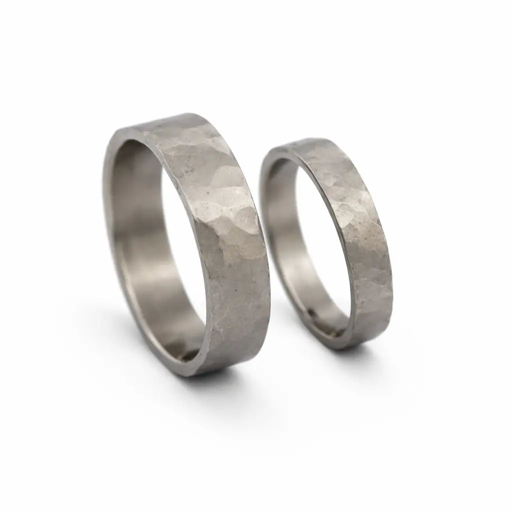 Bague en titane martelée – Titan Adrien Moniquet