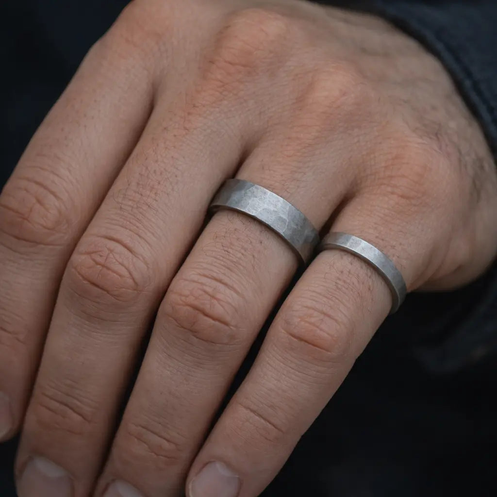 Bague en titane martelée – Titan Adrien Moniquet