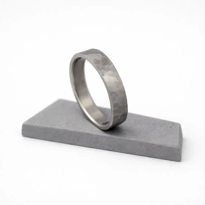 Bague en titane martelée – Titan Adrien Moniquet
