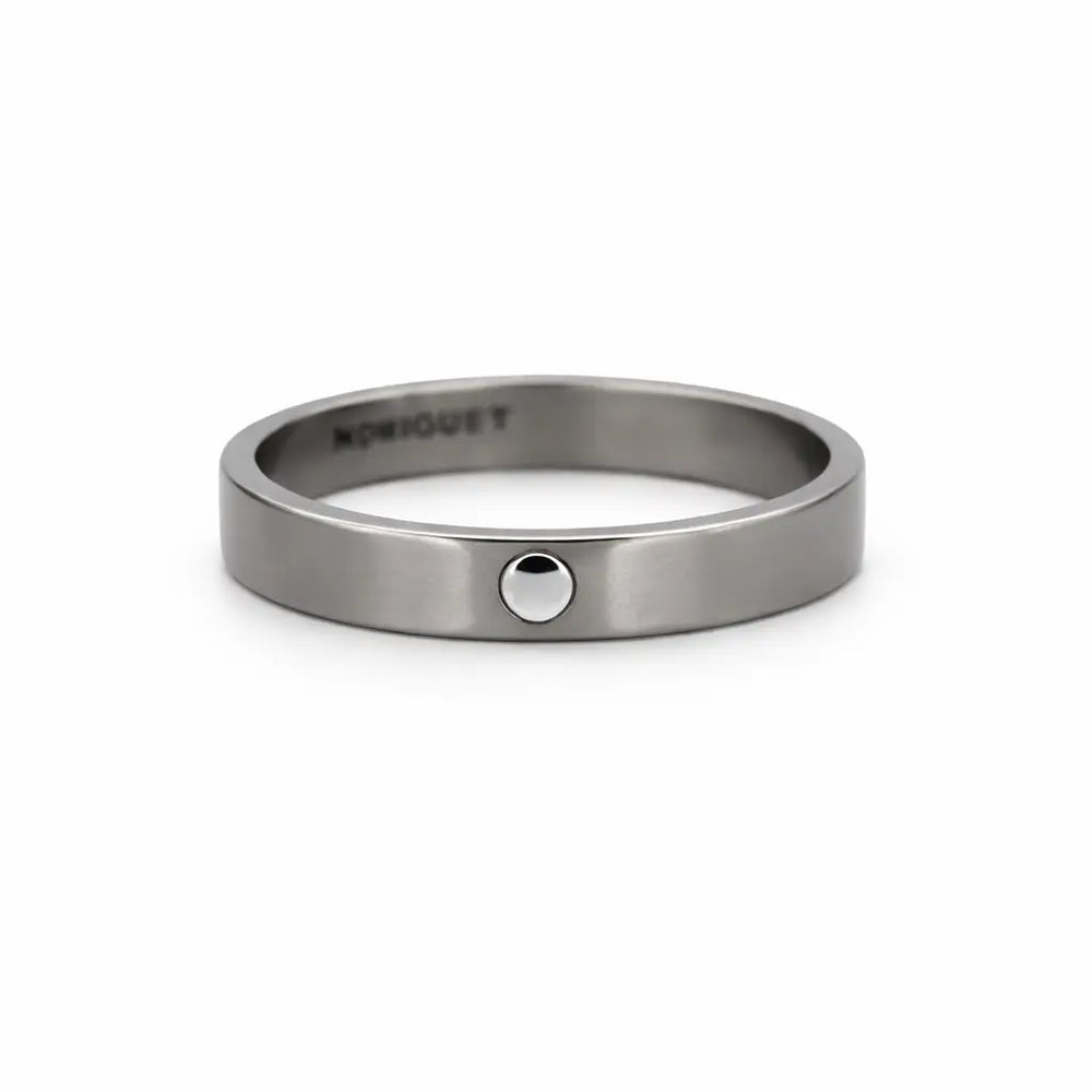 Bague minimaliste en titane avec incrustation d’argent – Modèle Oui Adrien Moniquet