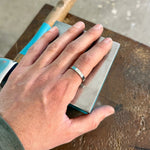 Bague minimaliste en titane avec incrustation d’argent – Modèle Oui Adrien Moniquet