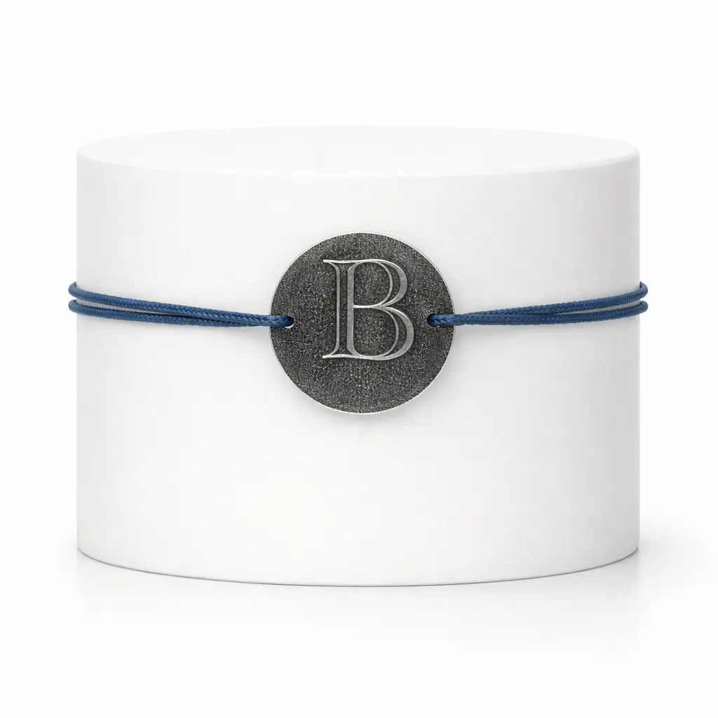 Bracelet initiale en titane personnalisé sur cordon Adrien Moniquet