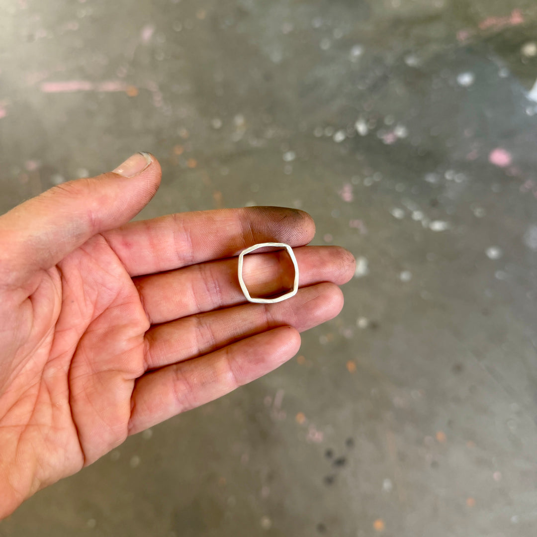 Face martelée de la bague Héritage en argent massif 925