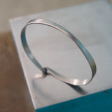 Bracelet jonc Confluence en titane, forgé à la main