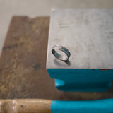 Bague La Messagère — titane brossé, gravée de votre message