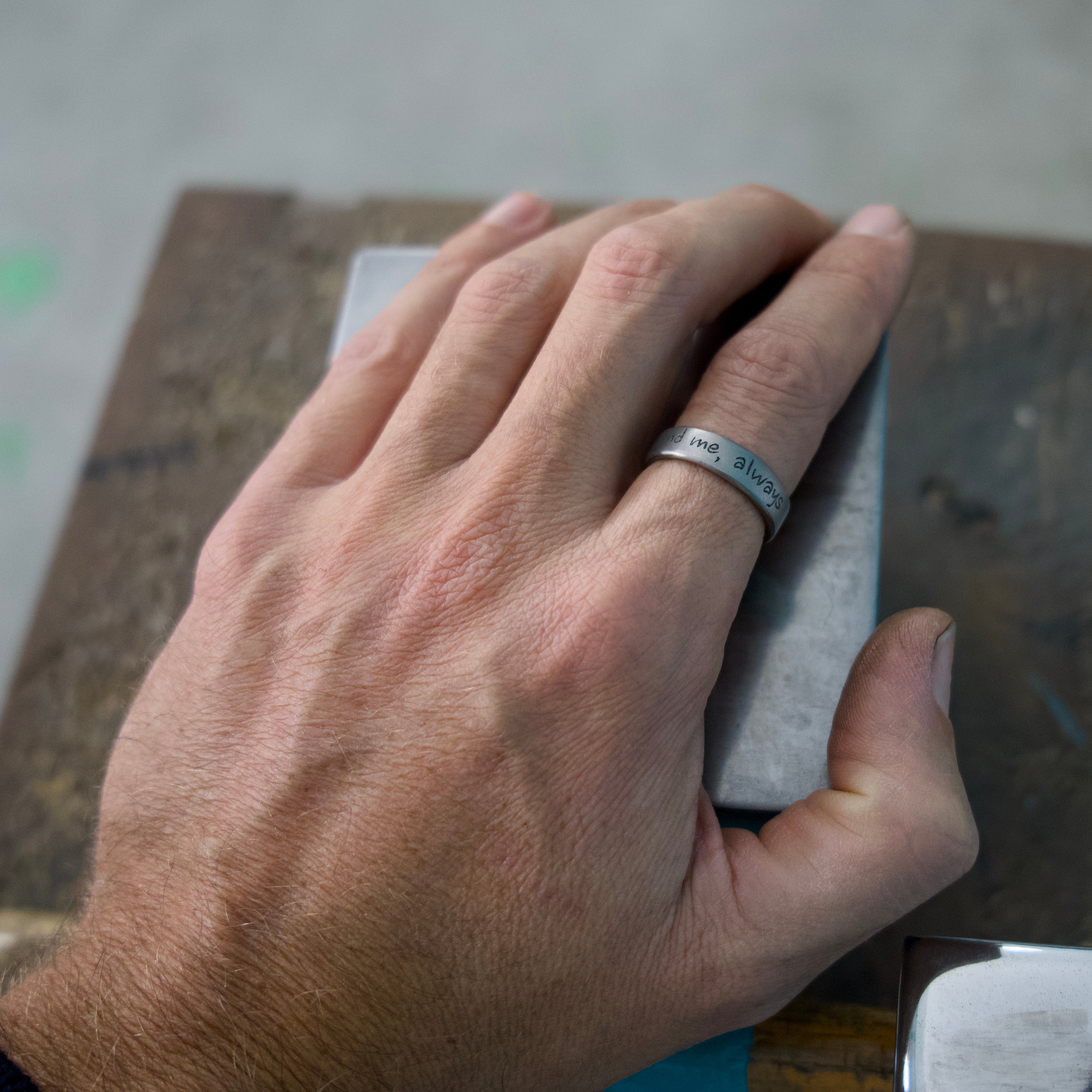 Bague La Messagère — titane brossé, gravée de votre message