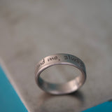 Bague La Messagère — titane brossé, gravée de votre message