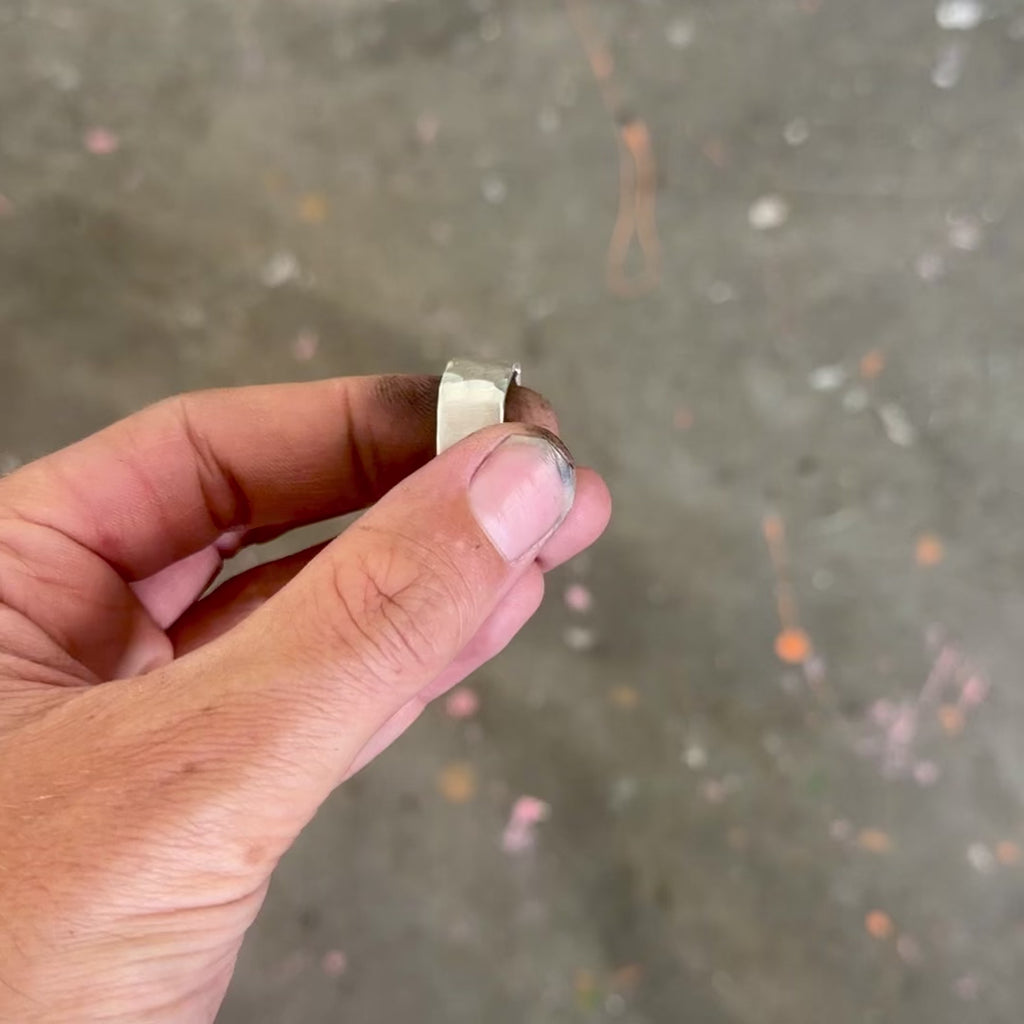 Forge à froid de la bague Héritage à l'atelier de Maussane-les-Alpilles